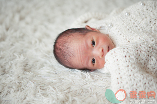 人,床,毛衣,室内,卧室_149355122_New Born Baby_创意图片_Getty Images China