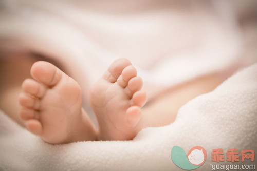 射击,人,影棚拍摄,室内,腰部以下_gic14066397_USA, Utah, Lehi, Close up of newborn baby (0-1 months) feet_创意图片_Getty Images China