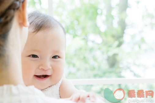 人,休闲装,室内,深情的,微笑_511588011_Mother And Daughter_创意图片_Getty Images China