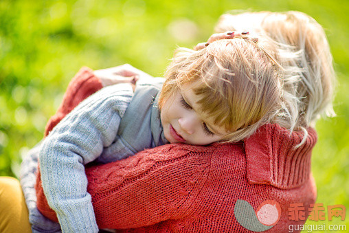 人,生活方式,自然,户外,深情的_539092883_Mother comforting her son outdoors._创意图片_Getty Images China