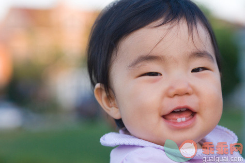 人,户外,人的牙齿,快乐,白人_88552139_Smiling baby, portrait_创意图片_Getty Images China