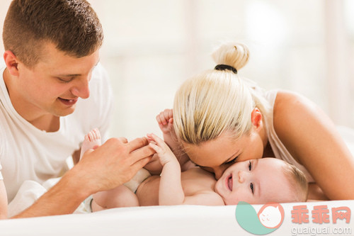 人,床,生活方式,2到5个月,室内_gic14084298_Young parents having fun with their baby in bedroom._创意图片_Getty Images China