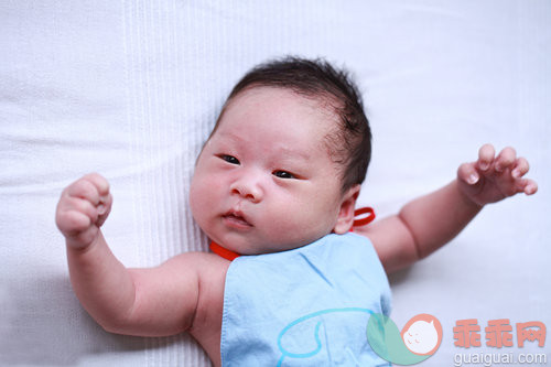 0到11个月,肖像,面部表情,卧室,床_8a4121c55_东方婴儿_创意图片_Getty Images China