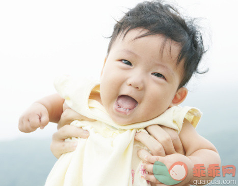 人,婴儿服装,连衣裙,户外,手_161657126_Mother holding baby over her head_创意图片_Getty Images China
