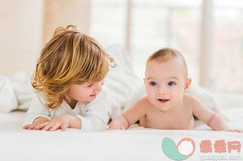 人,床,2到5个月,室内,住宅房间_gic14084291_Smiling little brothers lying down in bed._创意图片_Getty Images China