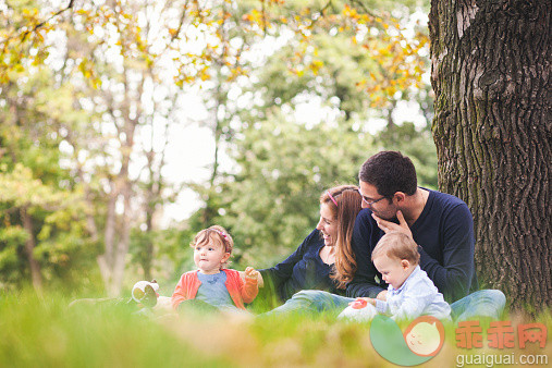 人,生活方式,自然,户外,爱的_522563375_Mother and father outdoors in the park with their kids_创意图片_Getty Images China