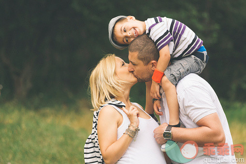 人,休闲装,自然,户外,深情的_539234075_Happy parents kissing_创意图片_Getty Images China