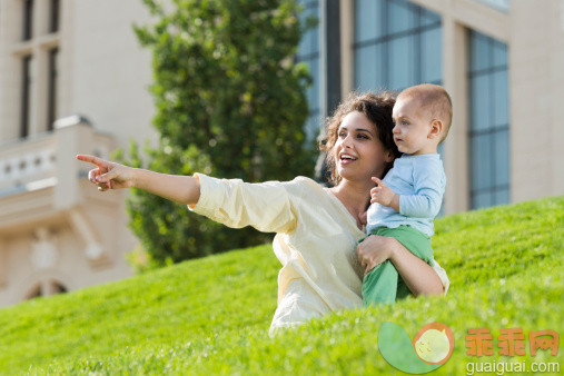 人,休闲装,户外,爱的,深情的_169955750_Mother pointing something to her son_创意图片_Getty Images China