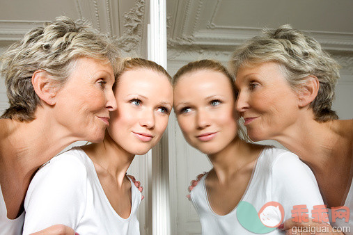 人,镜子,室内,20到24岁,60到64岁_524634341_Mother and daughter looking in a miror_创意图片_Getty Images China