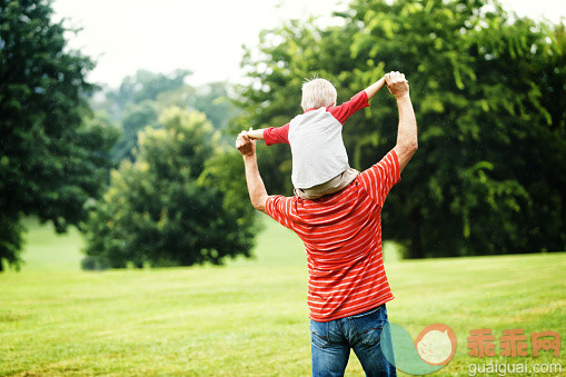 人,生活方式,户外,快乐,深情的_475097228_Father with son on shoulders walking in the park._创意图片_Getty Images China