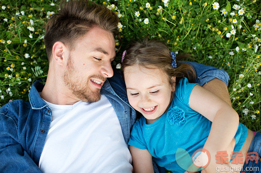 人,生活方式,自然,户外,25岁到29岁_473247774_Father and daughter outdoors in a meadow._创意图片_Getty Images China