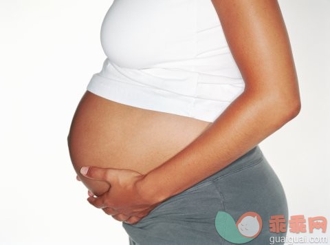 健康保健,人类生殖,摄影,肖像,上装_200365641-003_Pregnant woman touching stomach, mid section_创意图片_Getty Images China