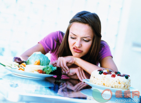 人,食品,室内,25岁到29岁,蛋糕_91801243_Woman disgusted by vegetables_创意图片_Getty Images China