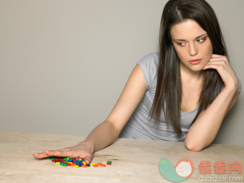 桌子,T恤,甜食,影棚拍摄,室内_75402506_Young woman with sweets_创意图片_Getty Images China