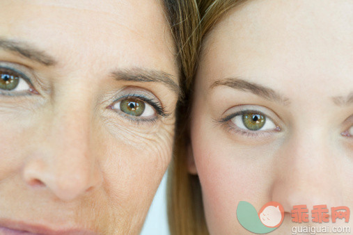 人,室内,20到24岁,50到54岁,人的脸部_137083044_Mother and daughter, close-up portrait_创意图片_Getty Images China