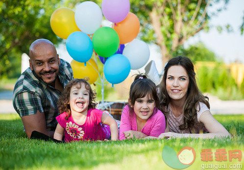 太阳,人,活动,气球,生活方式_478783546_Beautiful family at picnic playing with balloons_创意图片_Getty Images China