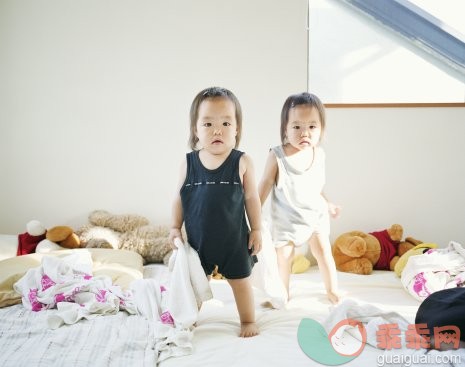 摄影,肖像,Y50617,头发长度,中长发_200185072-004_Twin girls (21-24 months) on bed holding blankets, portrait_创意图片_Getty Images China