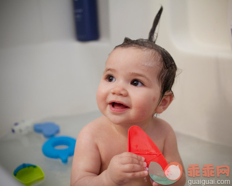 人,浴盆,玩具,室内,住宅房间_147851933_An Asian baby girl with funny hair in the bathtub._创意图片_Getty Images China