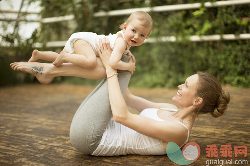 人,生活方式,运动,12到17个月,户外_gic14253703_Woman balancing baby on her legs_创意图片_Getty Images China
