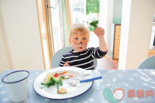 厨房,人,饮食,桌子,生活方式_gic14223040_Young boy pre school age, eating a healthy meal_创意图片_Getty Images China