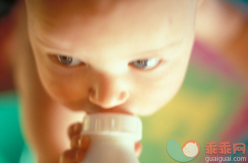 人,饮料,瓶子,室内,白人_86082825_Baby with a bottle_创意图片_Getty Images China