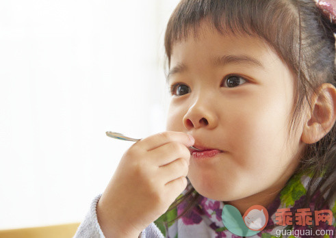 人,汤匙,人的脸部,蛋糕,吃_498160769_Girl eating a cake, Saitama, Japan_创意图片_Getty Images China