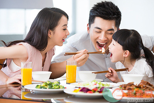 年轻双亲,午餐,喂养,张着嘴,饮食_88ad4c472_一家人用餐_创意图片_Getty Images China