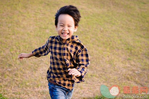 人,休闲装,牛仔裤,生活方式,欣喜若狂_560064005_The little boy on the run._创意图片_Getty Images China