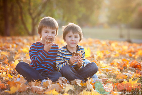 人,休闲装,健康保健,户外,巧克力_gic14285939_Two boys, eating pancakes on a sunny autumn day_创意图片_Getty Images China