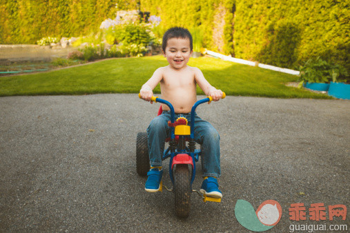 人,休闲装,牛仔裤,靴子,户外_169786208_happy shirtless child riding tricycle_创意图片_Getty Images China