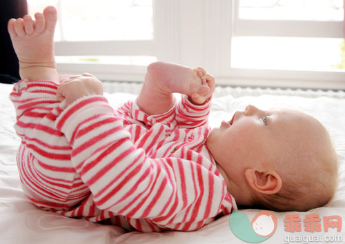 人,二件式睡衣,2到5个月,足,白人_gic16628946_Baby Playing with Her Toes_创意图片_Getty Images China