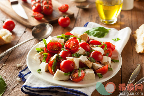 红色,叶子,白色,绿色,食品_gic16274200_Homemade Healthy Caprese Salad_创意图片_Getty Images China