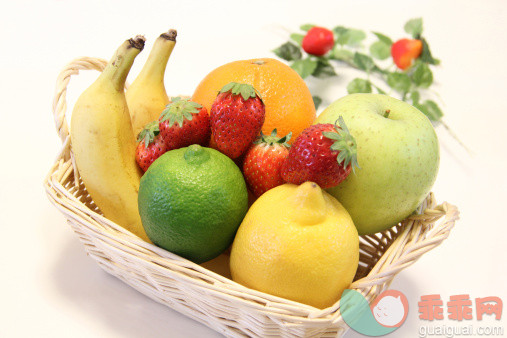 饮食,影棚拍摄,篮子,酸橙,苹果_498163963_Basket of fruit_创意图片_Getty Images China