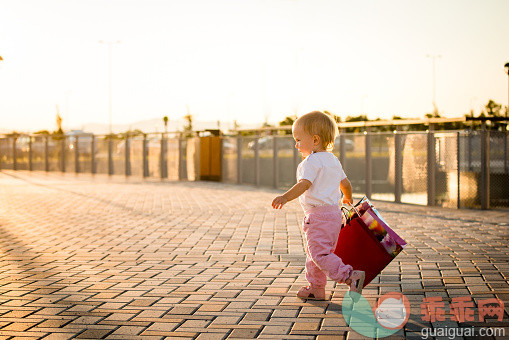 人,包,户外,购物袋,白人_559426109_Kid shopping_创意图片_Getty Images China