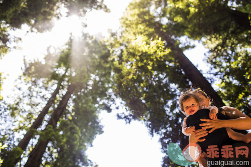 进行中,在下面,太阳,人,四分之三身长_gic14071841_Caucasian mother holding baby girl under trees_创意图片_Getty Images China