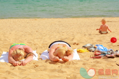 人,泳装,鞋子,度假,旅游目的地_152816737_Summer sunbathers at beach_创意图片_Getty Images China