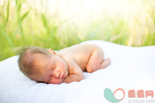 白色,人,自然,健康保健,户外_157736216_Medicinal sunbaths for baby_创意图片_Getty Images China