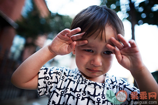 人,衣服,休闲装,T恤,户外_561127103_Portrait of boy crying on street_创意图片_Getty Images China