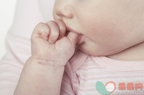 人,生活方式,影棚拍摄,人体,人的嘴_gic16968102_Thumb sucking baby_创意图片_Getty Images China