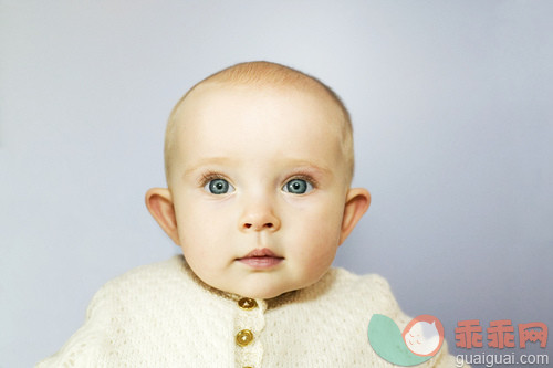 人,影棚拍摄,白人,12到23个月,6到11个月_gic17047291_Wide Eyed Baby Girl_创意图片_Getty Images China