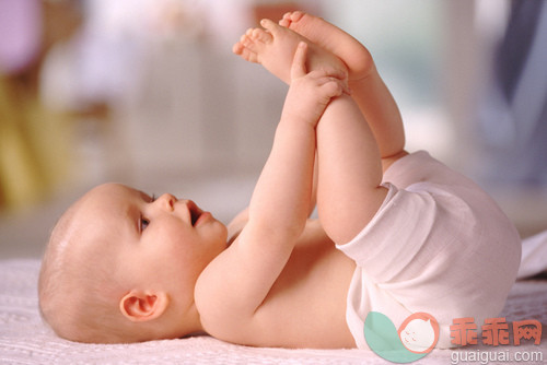 人,室内,白人,触摸,拿着_gic17070008_Baby Playing With Feet_创意图片_Getty Images China