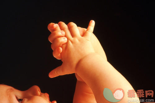 表,人,教育,影棚拍摄,室内_gic17069953_Baby discovering own hands_创意图片_Getty Images China