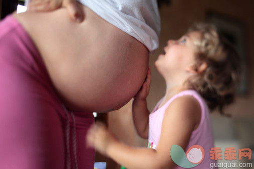 人,室内,中间部分,怀孕,触摸_113219611_Pregnant Mother and Daughter_创意图片_Getty Images China