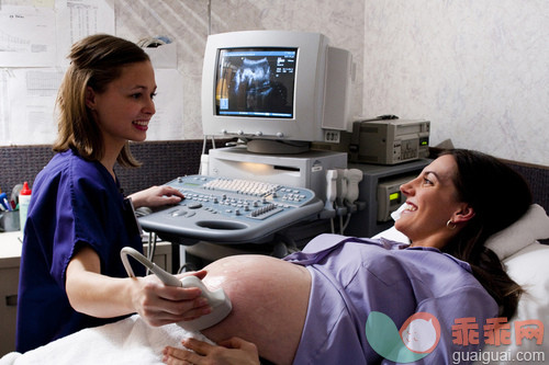 触摸,人,医疗器械,实验室设备,制服_gic14014955_Pregnant woman having an ultrasound_创意图片_Getty Images China