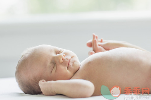 人,生活方式,室内,深情的,白人_gic17072651_1 week old newborn baby_创意图片_Getty Images China