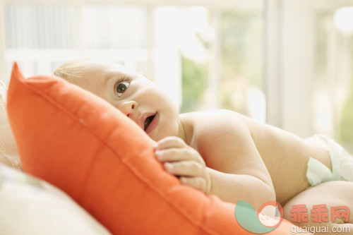 人,尿布,白人,躺,休息_gic17071934_Baby Resting on Pillow_创意图片_Getty Images China