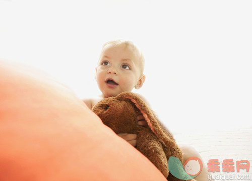 毛绒玩具,人,白人,微笑,拿着_gic16969093_Baby Holding Stuffed Animal_创意图片_Getty Images China