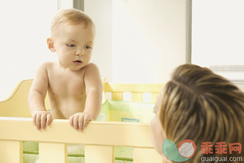 人,生活方式,室内,白人,人际关系_gic16969426_Baby in Crib Looking at Mother_创意图片_Getty Images China