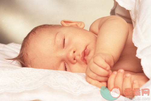 人,床,室内,白人,裸体_gic17070047_Sleeping baby_创意图片_Getty Images China