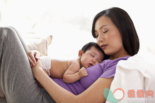 人,休闲装,沙发,尿布,生活方式_gic17070647_Mother sleeping with baby girl (1-6 months) in living room_创意图片_Getty Images China